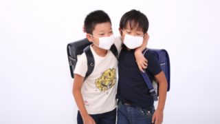 風邪をひいている小学生
